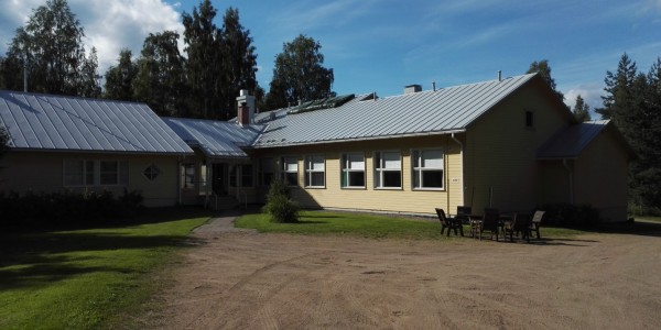 Maalämpö, Saarijärvi, Keski-Suomi - Aurinkokeräimet pahveilla ja pressulla peiteltynä odottamassa käyttöönottoa