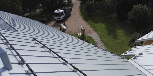 Maalämpö, Saarijärvi, Keski-Suomi - Aurinkokeräinten kattokannakkeet asennettuna, keräinten siirto katolle