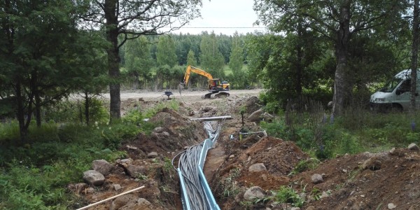 Maalämpö, Saarijärvi, Keski-Suomi - Putkikaivanto rakenteilla, ilman välilevyä ja putkien erottelua