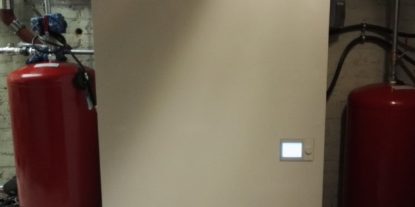 Maalämpö + öljykattila + 4 x aurinkokeräimet + 4 x 650 l varaajat, Saarijärvi, Keski-Suomi - Oilon RE54 HT maalämpöpumppu toiminnassa